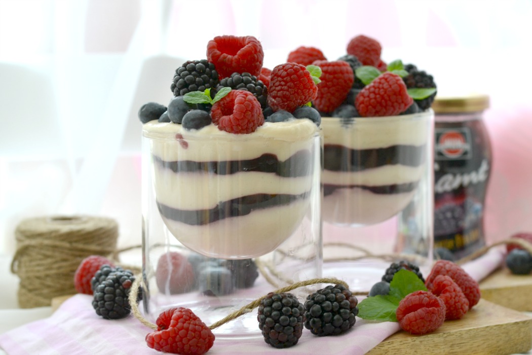 Rezept: Früchte-Tiramisu mit Schwartau*. Rezept: Früchte-Tiramisu mit Schwartau*.