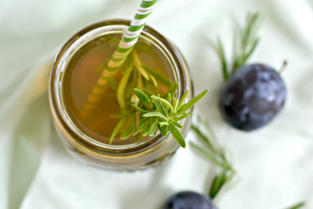 Rezept: Rosmarin-Pflaumen-Eistee trifft auf Johannisbeer-Pfirisch-Eistee.