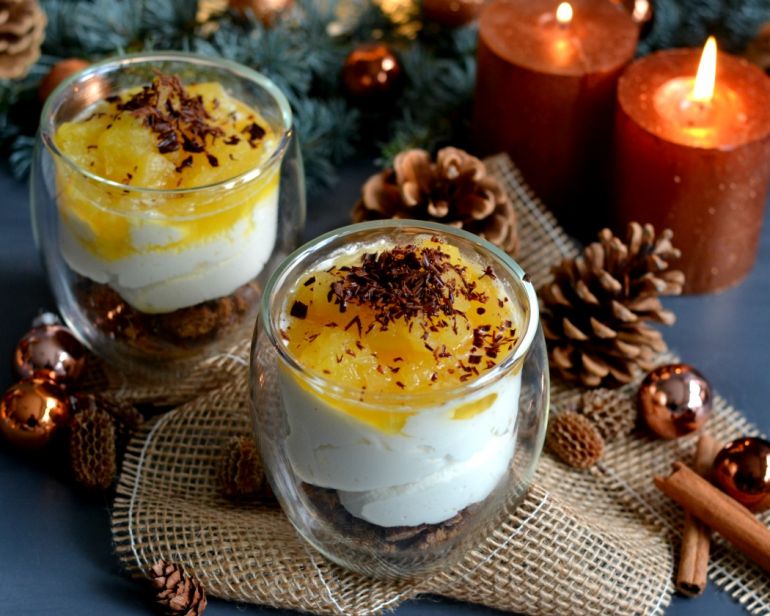 Schokoladenlebkuchen mit Zitronenmousse und Bratapfelkompott. Schokoladenlebkuchen mit Zitronenmousse und Bratapfelkompott.