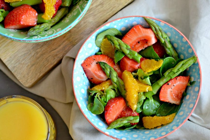 Rezept: Sommerlicher Erdbeersalat mit grünem Spargel und Orangen.