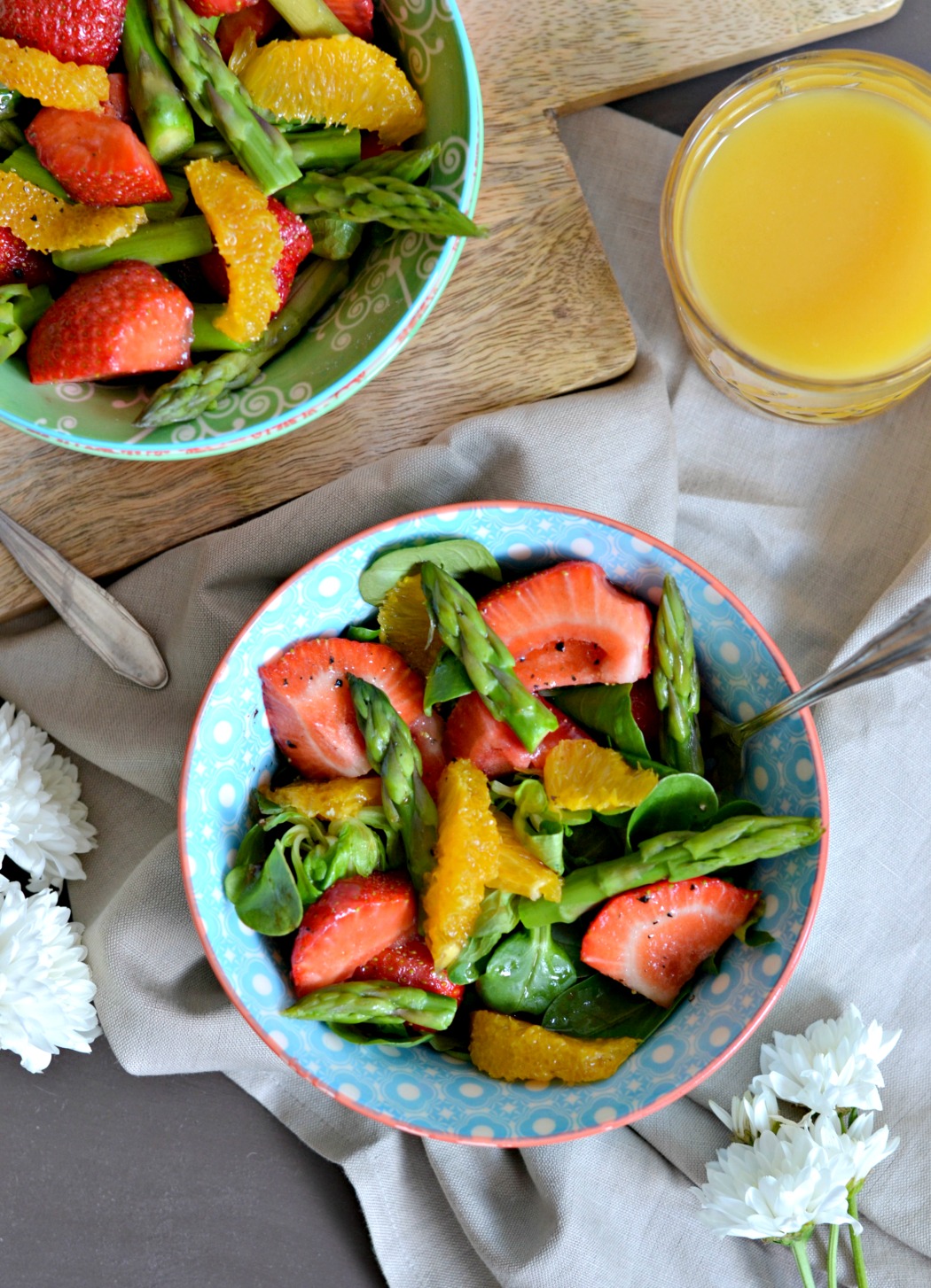 Rezept: Sommerlicher Erdbeersalat mit grünem Spargel und Orangen.