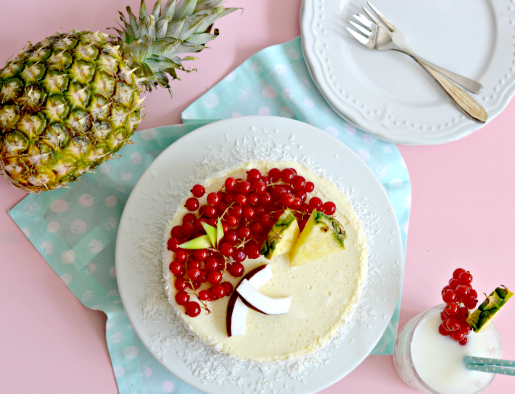 Ein Tag wie im Urlaub mit einem Ananas-Kokos-Törtchen.