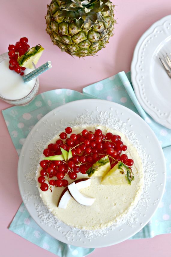 Ein Tag wie im Urlaub mit einem Ananas-Kokos-Törtchen.