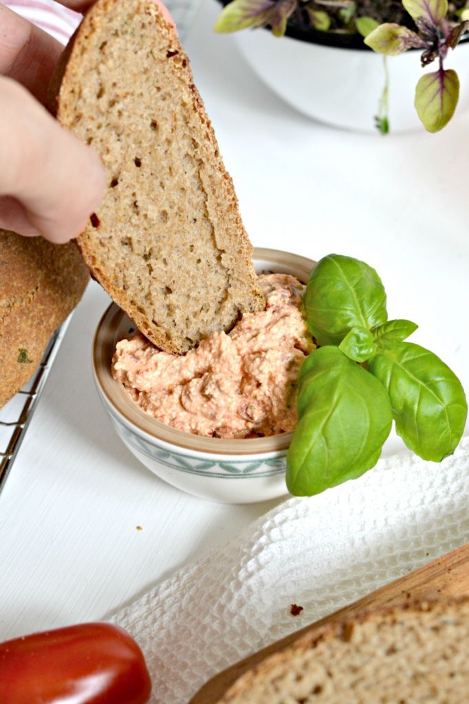 Rezept: Basilikum-Brot mit Tomaten-Käse-Dip zum Grillen. [Werbung]