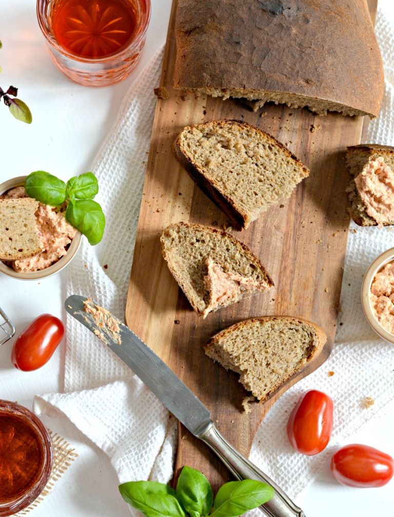 Rezept: Basilikum-Brot mit Tomaten-Käse-Dip zum Grillen. [Werbung]