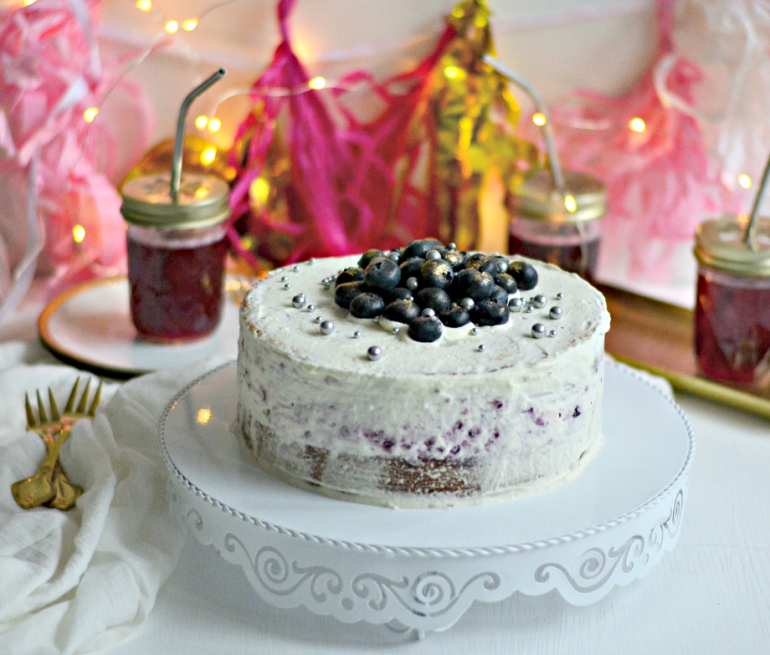 Rezept: Glamourös ins neue Jahr mit einer Heidelbeer-Sahnequark-Torte! Rezept: Glamourös ins neue Jahr mit einer Heidelbeer-Sahnequark-Torte!