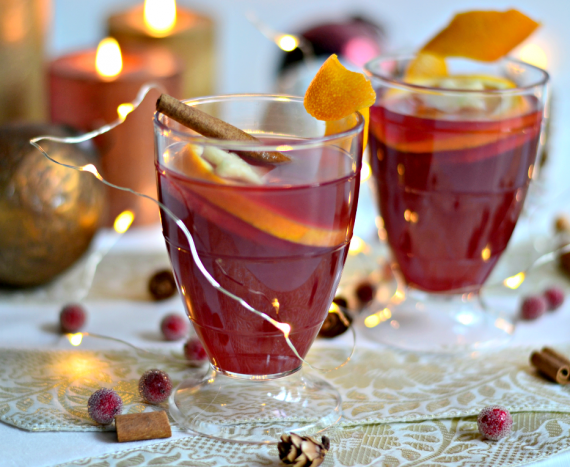 Rezept: Alkoholfreie Winterbowle mit Saft für Weihnachten.